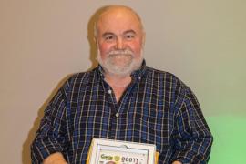 Mariano Torres posa con el premio a mejor vendedor del año de la Once en Baleares.