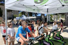 Los alumnos participaron de la icónica actividad de pedalear para generar energía limpia.