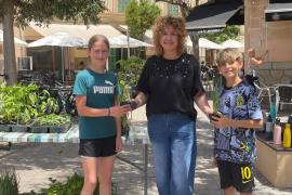 La alcaldesa, Xisca Mora, entregó los planteles.