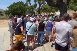 La cola para subir al TIB este martes en Alcúdia.