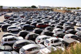 Coches de alquiler turístico estacionados en un aparcamiento cercano al aeropuerto de Palma.