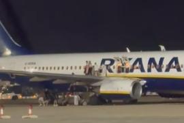 Un testigo del incendio del avión de Ryanair: «Algo raro pasa, la gente se tira del ala hacia abajo»