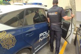 Un agente de la Policía Nacional frente a la Jefatura Superior de Palma