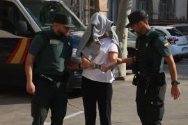 El juzgado deja en libertad a la expulsada de su casa y le recuerda que no puede acercarse a la vivienda