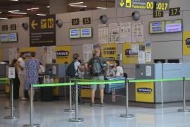 UGT acusa a la empresa de ‘handling’ de Ryanair de boicotear la huelga con unos refuerzos «brutales»