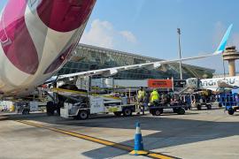 Trabajadores en el aeropuerto de Palma.