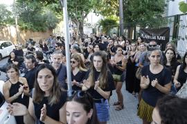 Decenas de padres visten de luto en su odisea para apartar al profesor condenado: «Vamos a demandarle»