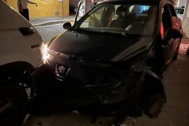 Huye de la Policía Local, casi atropella a varias personas y choca contra una casa en Can Picafort