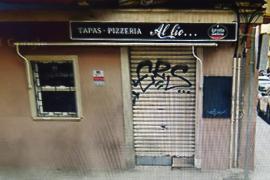 Los vecinos de la calle Reyes Católicos se hartan de la inseguridad en un bar
