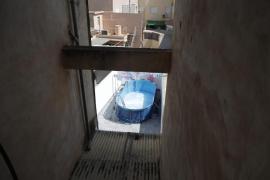 El dueño de la casa de los okupas de la piscina: «Me pidió por favor si podía quedarse en el piso»