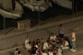 El botellón vuelve al Paseo Marítimo: los vecinos denuncian incumplimientos en la venta de alcohol