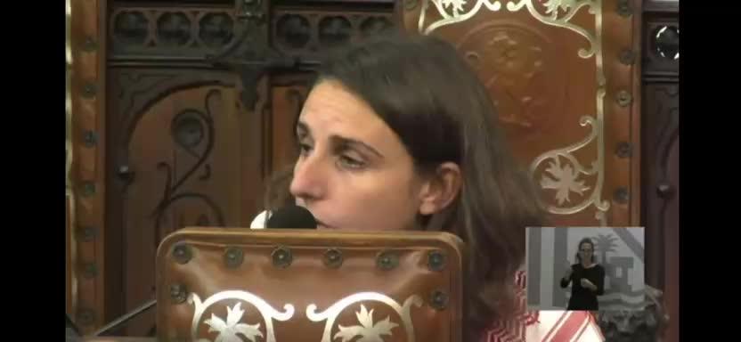 «Es usted una vividora»: el alcalde de Palma estalla después de que Lucía Muñoz le entregue el chándal de su detención en Gaza
