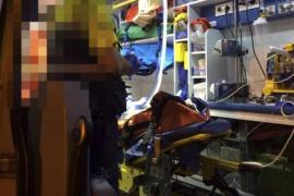 Imagen de archivo de un técnico sanitario en el interior de un ambulancia