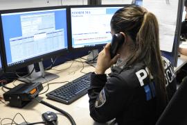 Una agente de la Policía Local realizando gestiones