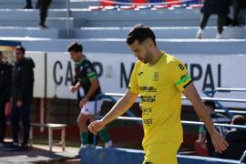 Joan Salvà saltando al terreno de juego antes del choque ante el Alcoyano. | Foto: UD Poblense.