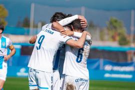 El Atlético Baleares celebra el tanto de la victoria ante el Valencia Mestalla en el Estadi Balear. | Foto: ATB.