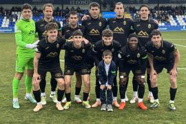 El once incial del Atlético Baleares posa antes del inicio de su partido ante el Alcoyano. | Foto: ATB.