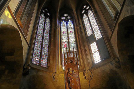 Un taller de Barcelona restaura los vitrales de la cabecera de la Seu