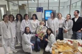 «Gracias, Maria Elena, por todos estos años»: emotivo adiós a una trabajadora del Hospital de Manacor en su último día