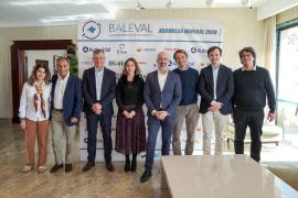 Los representantes de Baleval tras la asamblea de ayer.