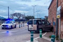Un conductor borracho se estrella contra una casa en Manacor y se queda dormido dentro del vehículo