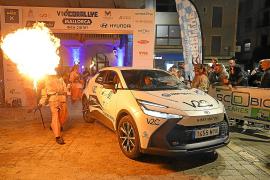 Imagen de la pasada edición con el espectáculo de los ‘dimonis’ en la llegada de los participantes.