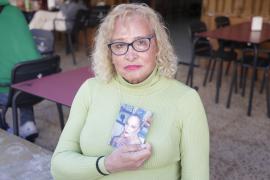 Sandra Moreno muestra una foto de su amiga Marieta Martín, víctima de la represión franquista contra la comunidad LGTBI.
