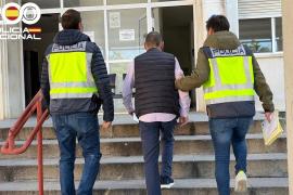 Sevilla.-Sucesos.-Detenido un ex agente inmobiliario que se quedó con 15.000 euros de las reservas de alquileres