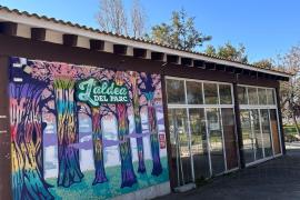 El antiguo bar L'Aldea del Parc, abandonado tras años de vandalismo en el parque de Son Gibert