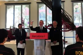 Collboni durante la rueda de prensa con un detector de humo en las manos.
