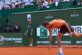 Medvedev destroza la raqueta y pierde por un doble 6/0