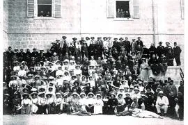 Retrato del grupo de peregrinos ante el convento de los Franciscanos en Jerusalén, entre ellos Miquel Costa i Llobera.