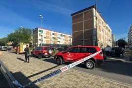 Efectivos de la Policía Nacional en el barrio de La Fuensanta de Córdoba tras la muerte de una mujer a manos de su expareja. A 13 de abril de 2026 en Córdoba (Andalucía, España).