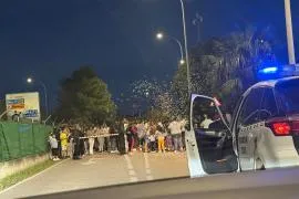 Un multitud arrojando confetis y cohetes en la cárcel, cuando el viernes por la noche salieron de prisión los nueve narcos.