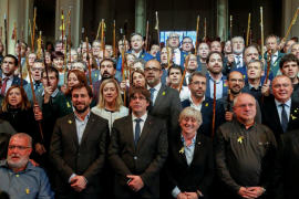 Dos centenares de alcaldes catalanes viajan a Bruselas para apoyar a Carles Puigdemont