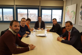 Cort y Federación de Atletismo de las Islas perfilan la nueva pista de Ciutat