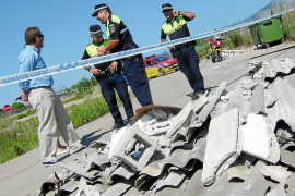 El alcalde en funciones, Felip Jerez, charla con la policía ante parte de los desechos.