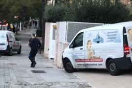 Las furgonetas invaden la acera