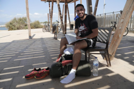 Un italiano recorre Mallorca a pie con una hamaca para dormir