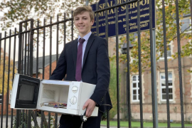 Un colegio prohíbe usar mochilas y un alumno decide llevar sus libros en un microondas