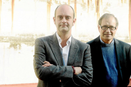 Sebastià Alzamora y Joan Mas i Vives posaron ayer en Barcelona como ganador y finalista de los Premis Sant Jordi.