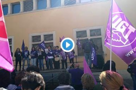 Alrededor de 200 personas acuden a la manifestación convocada por UGT y CCOO