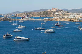 Barcos ejerciendo de chárter náutico ilegal en Ibiza.