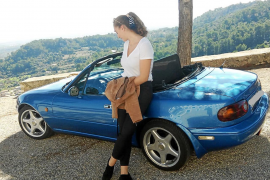 Cinthia Mateu, con su Mazda MX-5 de 1990