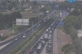 Atasco kilométrico en la Autopista de Llucmajor por un golpe a la altura del Molinar