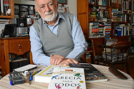 Carlos García Gual posó para este diario en su piso del barrio de Salamanca, en Madrid