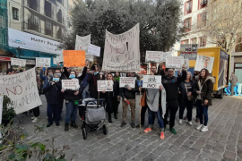 Los vecinos de Son Güells han protestado en la Plaza de Cort