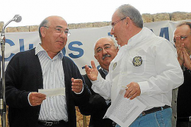 Pancho Roses entrega a Vallespir la beca del 'blauet'.