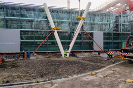 Museo Bellas Artes Bilbao inicia la obra aérea de su ampliación con el primer soporte en V que sustentará...