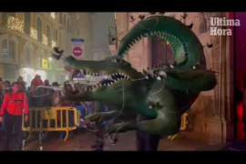 El Drac prende la chispa del tradiconal 'fogueró'